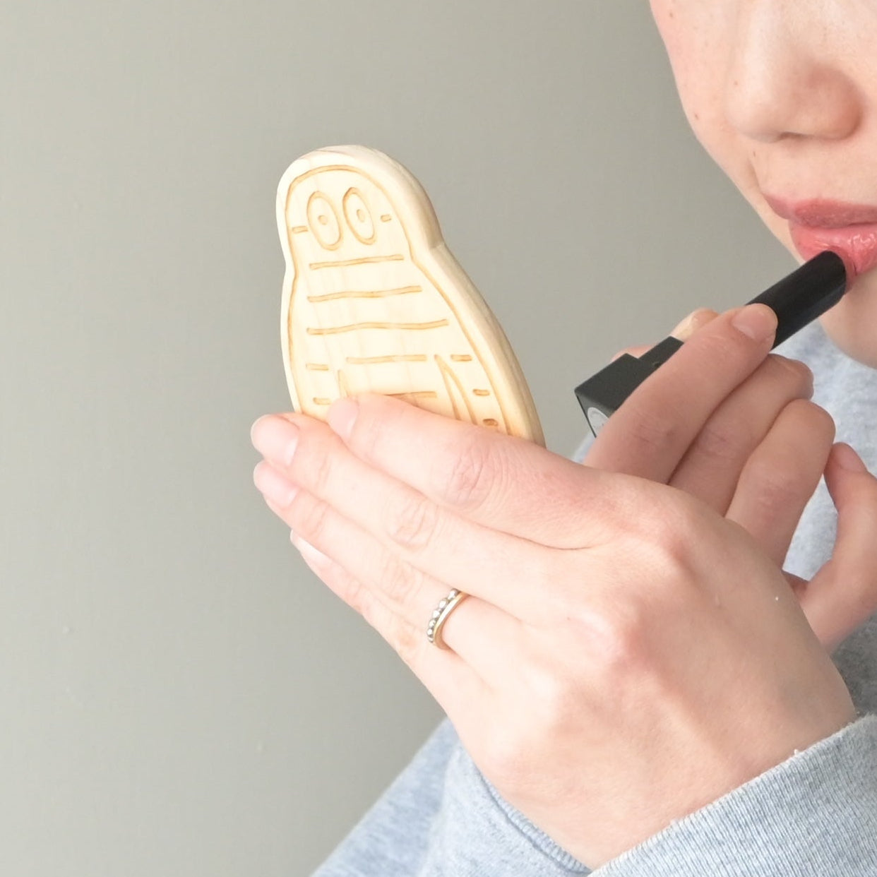 まるでクッキーみたいなミイラのミラー｜多摩産材【限定50個】2/6以降順次出荷