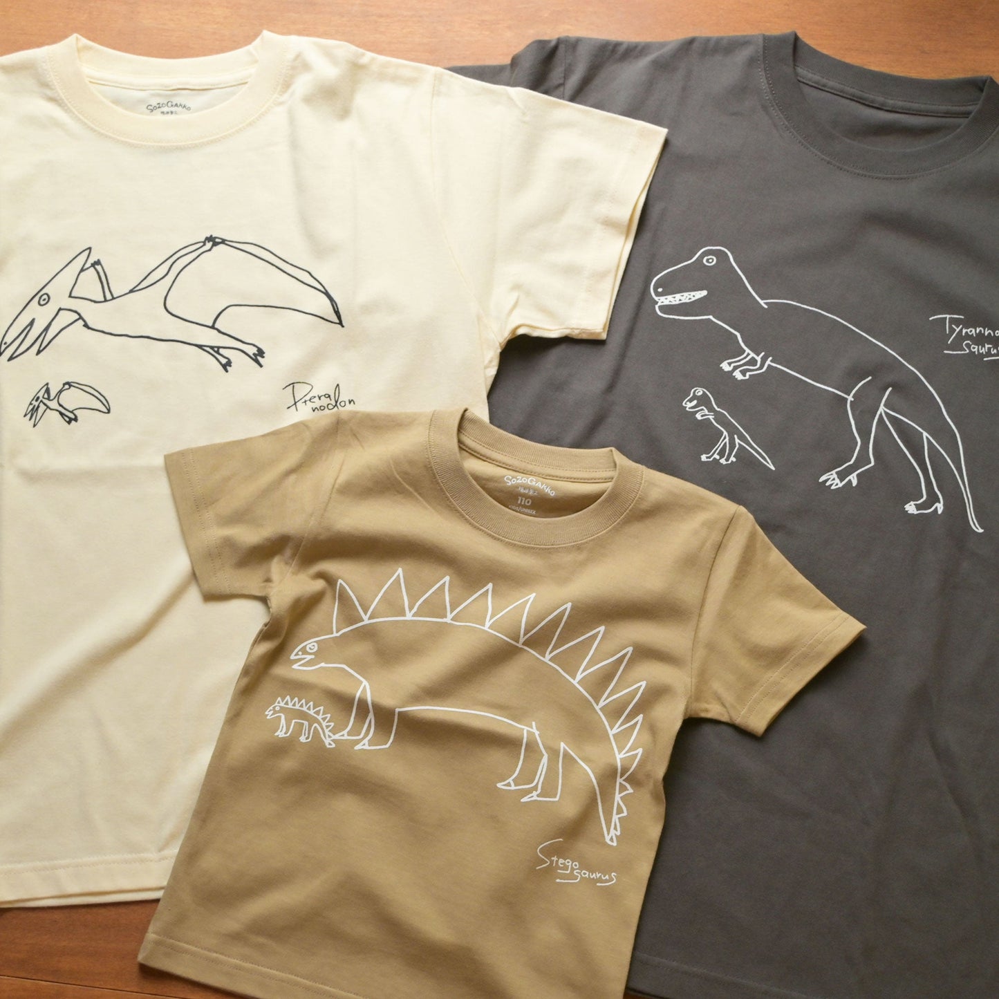 【新商品】デイリーこどもTシャツ（ステゴサウルス 110㎝/120㎝）｜恐竜シリーズ（2点以上購入で500円オフ対象）
